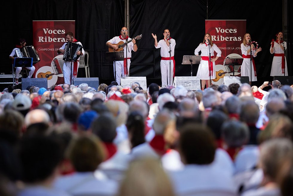 Archivo - Jotas en el Paseo Sarasate de Pamplona.