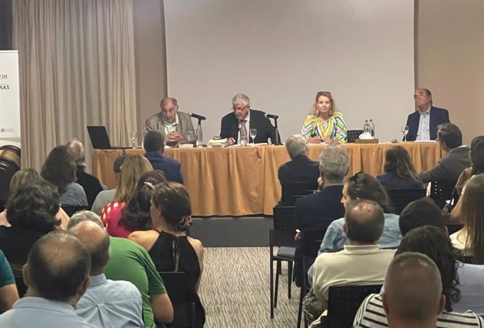 Guillermo Morales y Susana Rodriguez, en la Mesa de Debate de la Universidad de Maspalomas