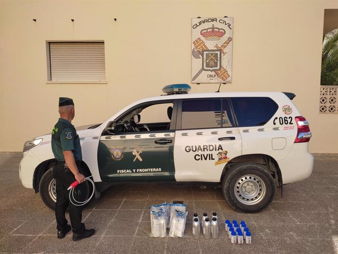 Agente y vehículo de la Guardia Civil