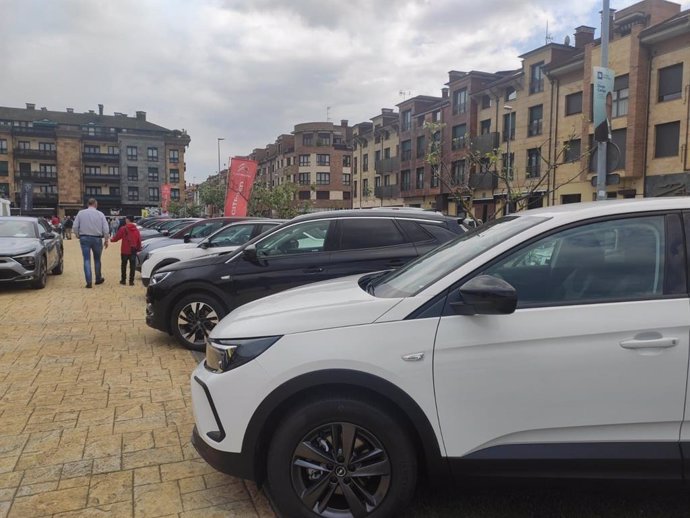 Archivo - Feria del vehículo, coches usados, motor