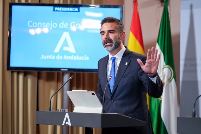 El consejero de Sostenibilidad, Medio Ambiente y Economía Azul y portavoz del gobierno andaluz, Ramón Fernández-Pacheco, interviene en la rueda de prensa. A 9 de julio de 2024, en Sevilla (Andalucía, España).