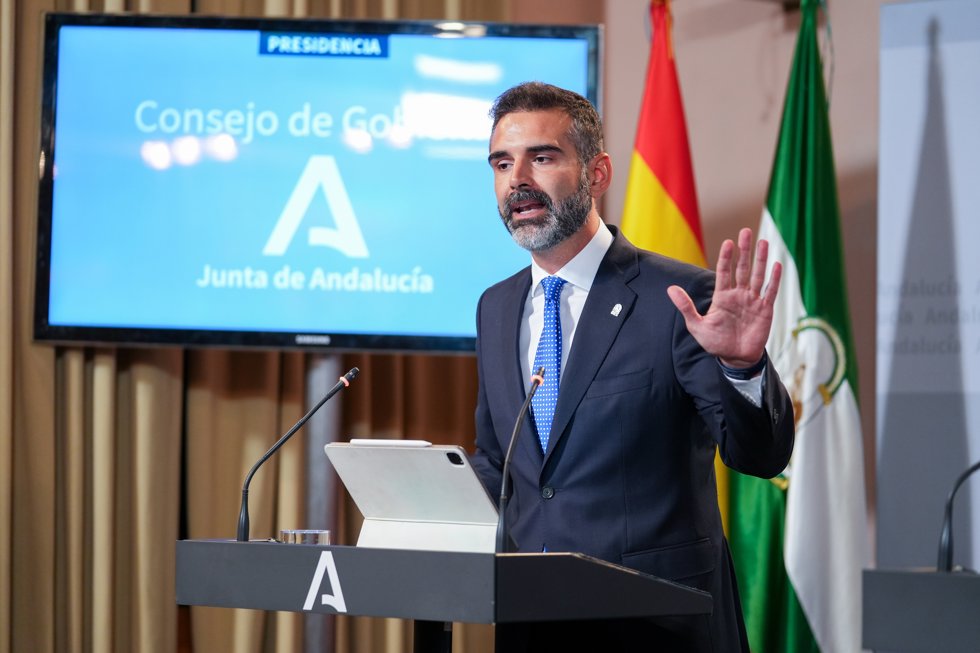 El consejero de Sostenibilidad, Medio Ambiente y Economía Azul y portavoz del gobierno andaluz, Ramón Fernández-Pacheco, interviene en la rueda de prensa. A 9 de julio de 2024, en Sevilla (Andalucía, España).