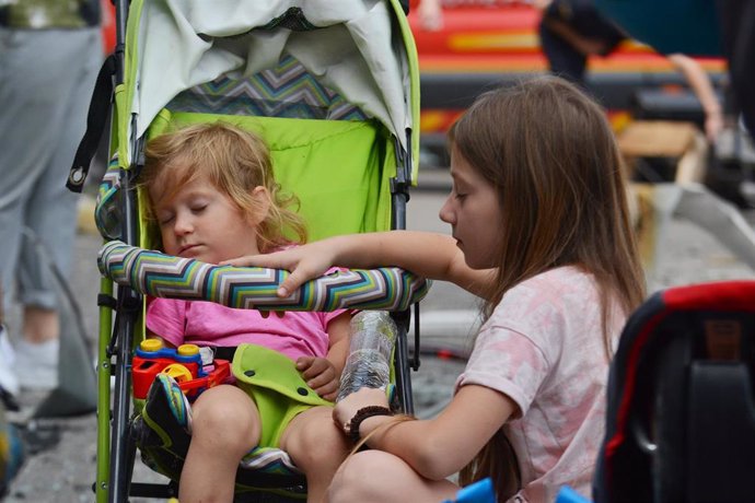 Niños ucranianos cerca de un hospital infantil alcanzado durante un ataque de Rusia contra la capital de Ucrania, kiev (archivo)