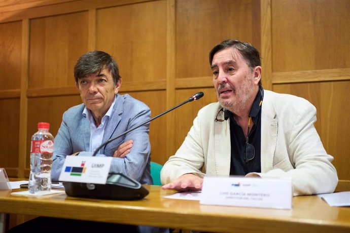 El escritor  Luis García Montero, y el rector de la UIMP; Carlos Andradas