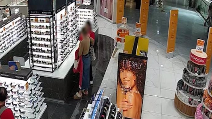 Un momento en el que dos de las investigadas materializan un hurto en una tienda de un centro comercial de Gran Canaria