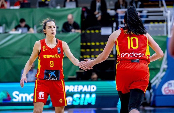 Archivo - Queralt Casas y Megan Gustafson en el partido entre Canadá y España en el Preolímpico de baloncesto femenino de Sopron (Hungría)