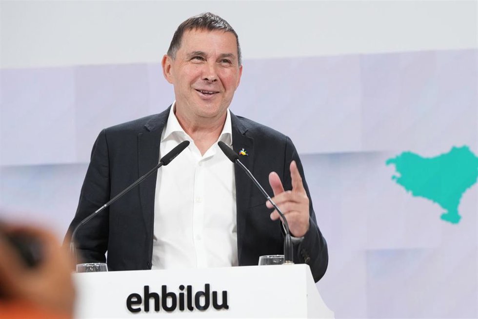 Archivo - El coordinador general de la coalición, Arnaldo Otegi, durante una rueda de prensa posterior a la reunión de EH Bildu, en la sede del partido, a 22 de abril de 2024, en San Sebastián, Gipuzkoa, País Vasco (España). 