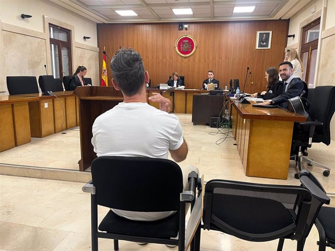 El acusado de abusos sexuales a una mujer, presuntamente mientras dormía, sentado para el juicio en la Audiencia Provincial.