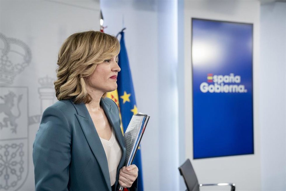 La ministra de Educación, Formación Profesional y Deportes, Pilar Alegría, tras una rueda de prensa posterior a la reunión del Consejo de Ministros, en el Palacio de La Moncloa, a 2 de julio de 2024, en Madrid (España). El Consejo de Ministros ha aproba