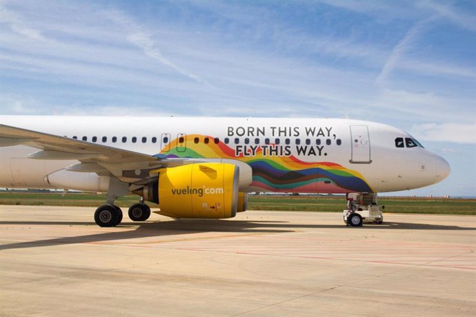 L'avió de Vueling envinilat per celebrar el Pride! BCN