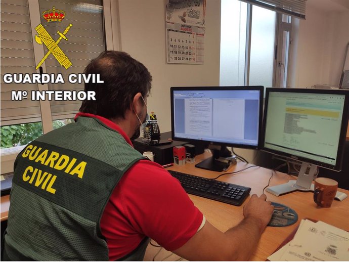 Archivo - Agente de la Guardia Civil en tareas de investigación