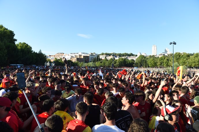 Ambiente durante el partido de semifinales de la Eurocopa entre España y Francia desde una pantalla gigante en la explanada de Puente del Rey, a 9 de julio de 2024, en Madrid (España).