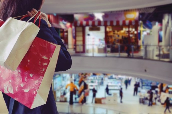 Archivo - Compras en aeropuerto.