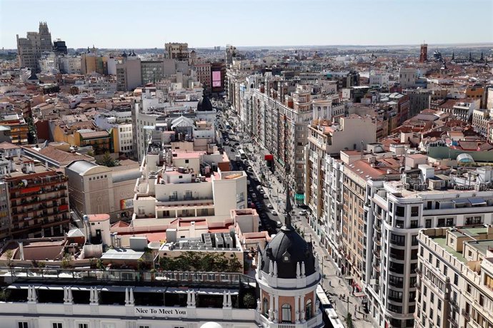 Archivo - Vista de la calle Gran Vía de Madrid, desde plaza de España hasta Callao, tomada desde el tejado del  edificio España, donde se situará el hotel Rui Plaza España y un centro comercial.