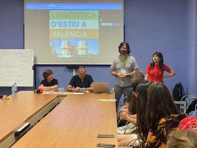 Una treintena de estudiantes de todo el mundo participan en la Estada Lingüística en València, una iniciativa que desde hace quince años impulsan de manera conjunta la Acadèmia Valenciana de la Llengua (AVL) y el Institut Ramon Llull (IRL).