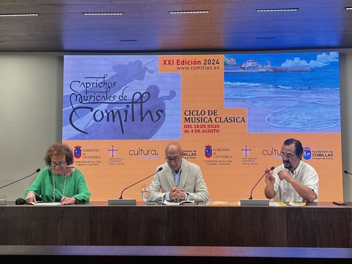 La alcaldesa de Comillas, Teresa Noceda; el director general de Cultura, Juan Antonio González, y el director de los 'Caprichos musicales', Serguei Mesropian