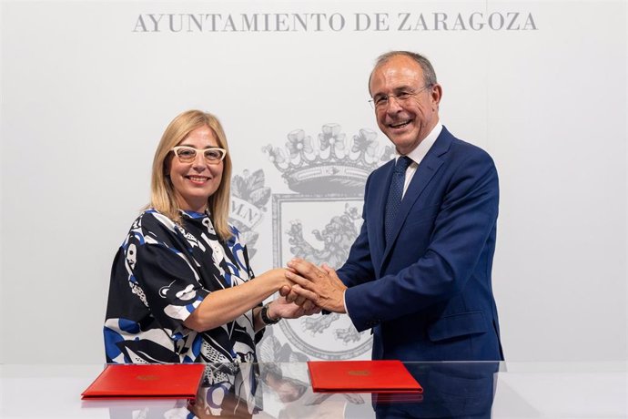 La consejera municipal de Hacienda, Blanca Solans, y el director territorial de Aragón de Ibercaja, Antonio Lacoma.