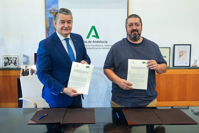 El consejero de la Presidencia, Antonio Sanz, y el presidente de la Federación Andaluza de Emigrantes Retornados (FAER), Mario Alonso, tras la firma del convenio.