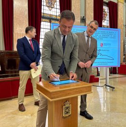 El consejero de Presidencia, Portavocía y Acción Exterior, Marcos Ortuño, firma el convenio de la Consejería con el Ayuntamiento en presencia del alcalde de Murcia, José Ballesta, y del concejal de Pedanías y Vertebración Territorial, Marco Antonio Fernán