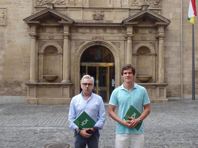 Los diputados regionales de Vox, Héctor Alacid y Ángel Alda, en las puertas del Parlamento riojano