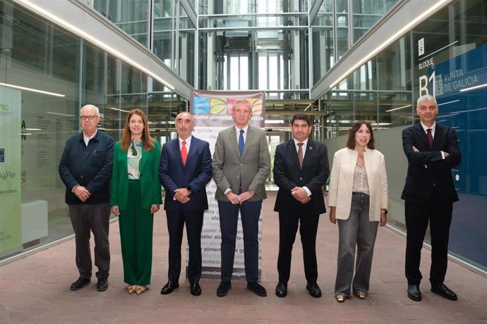 El presidente de la Xunta, Alfonso Rueda, participa junto al delegado del Gobierno, Pedro Blanco, las conselleiras do Medio Rural, María José Gómez, y de Economía e Industria, María Jesús Lorenzana, en la presentación institucional de 'Smartz4Milk'.