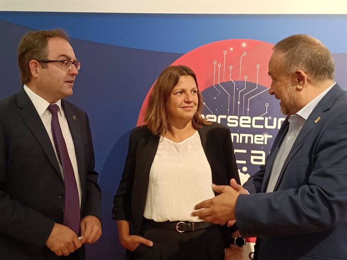 El director del INCIBE conversa con la directora de CIUDEN y el presidente de la Diputación de León durante la jornada celebrada en Ponferrada (León)