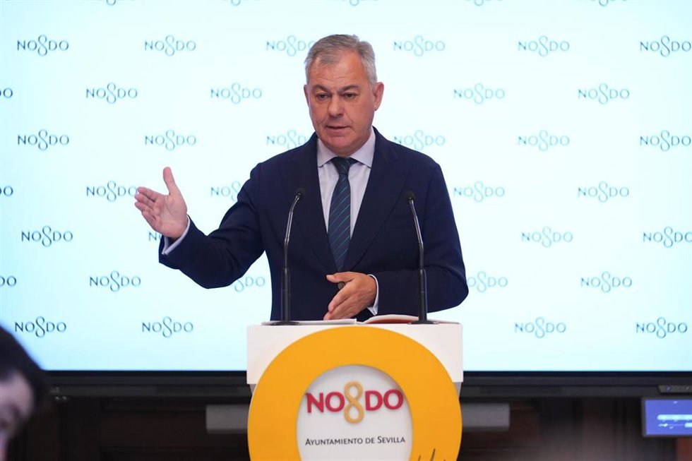El alcalde de Sevilla, José Luis Sanz, atiende a los medios en el Salón Comedor del Consistorio.