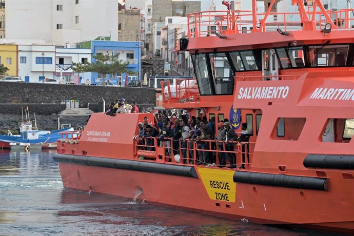 Archivo - Una embarcación de Salvamento Marítimo rescata a 190 migrantes que llegaron anoche en una patera, en el puerto de la Restinga de El Hierro, a 6 de junio de 2024, en El Hierro, Canarias (España). 