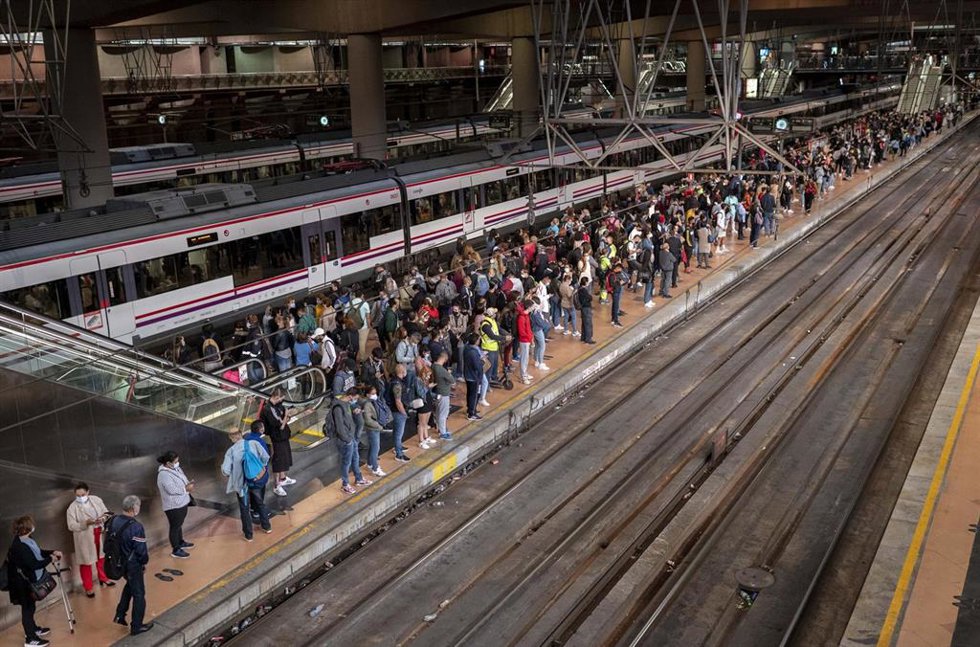 Archivo - Un gran número de pasajeros espera la llegada de trenes en la estación de Madrid - Puerta de Atocha