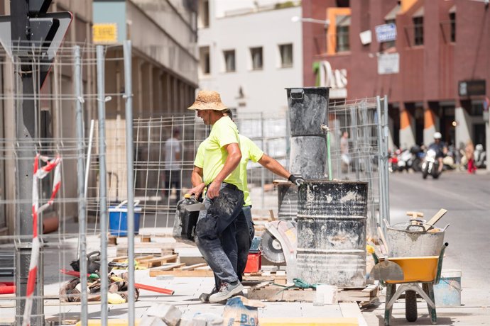 Archivo - Obreros en una construcción durante la cuarta ola de calor del verano, a 21 de agosto de 2023, en Badajoz, Extremadura (España). La Agencia Estatal de Meteorología (AEMET) ha difundido un aviso especial por la llegada de una nueva ola de calor, 