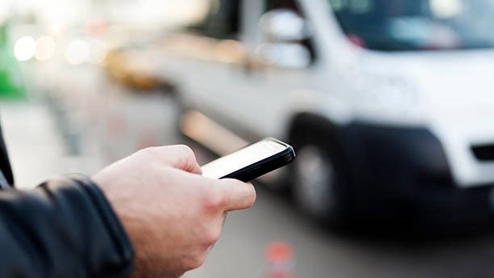 Archivo - Imagen de un hombre con un teléfono móvil