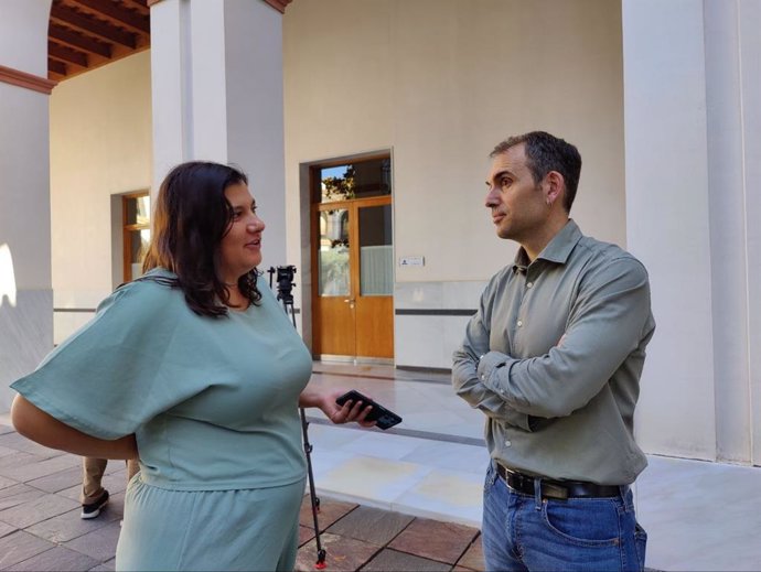 El coordinador de IU Andalucía, Toni Valero, este martes en declaraciones a los medios en el Parlamento.