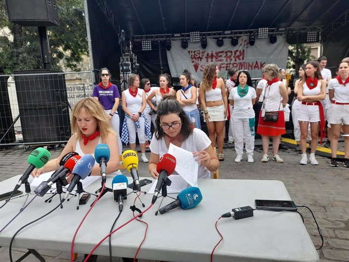 Imagen de la rueda de prensa del Movimiento Feminista en Pamplona