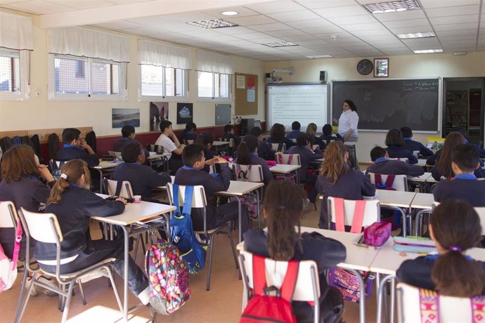 Archivo - Varios alumnos en un aula de un colegio en Madrid