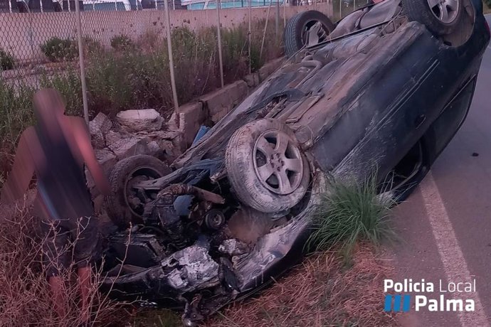 Coche volcado a la salida de Son Banya (Palma).