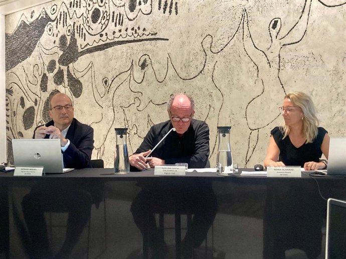 Rueda de prensa del decano del Coac, Guillem Costa, junto a la directora general, Sònia Oliveras, y el jefe del Área Técnica, Gerard Miquel