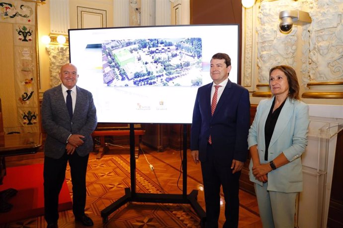 De izda a dcha, el alcalde de Valladolid, Jesús Julio Carnero, el presidente de la Junta, Alfonso Fernández Mañueco, y la consejera de Educación, Rocío Lucas.