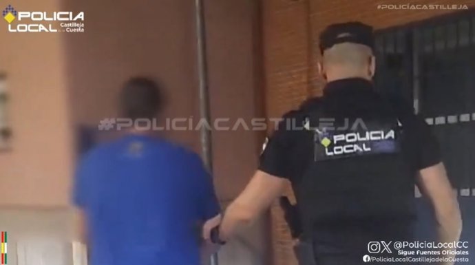 Un agente de la Policía Local de Castilleja, con el detenido por un presunto delito de violencia de género.