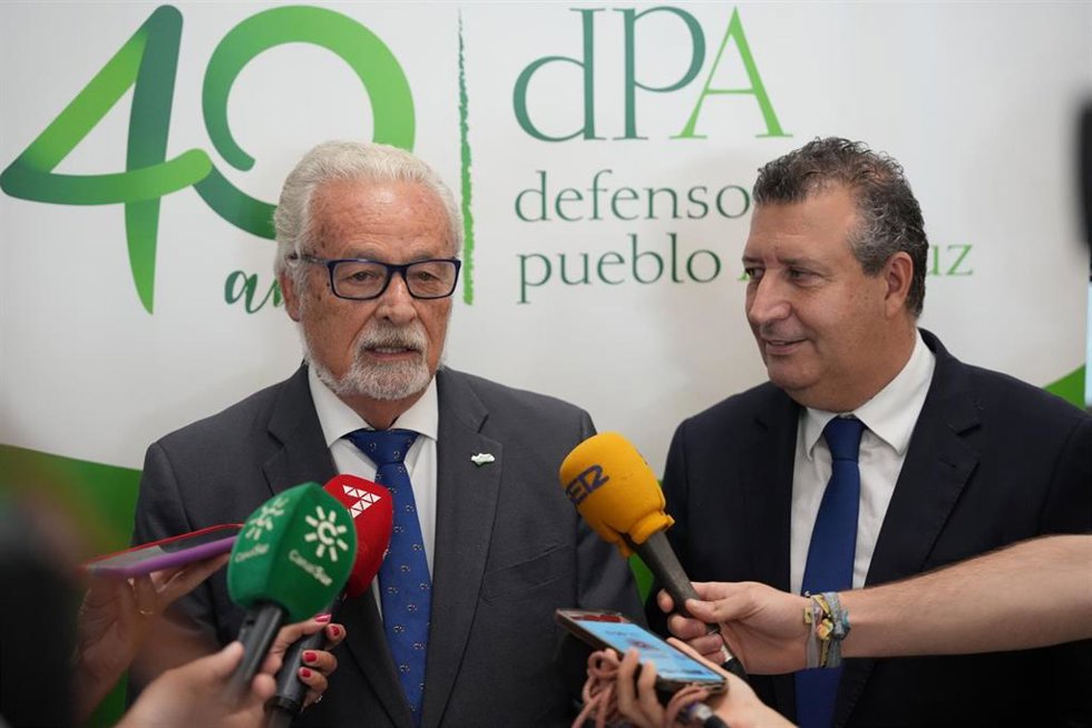 El defensor del Pueblo andaluz, Jesús Maeztu, y el presidente de la Diputación de Sevilla, Javier Fernández.