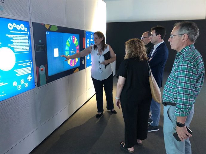 Los concejales del PSOE visitan la exposición 'Conectados al futuro: la transición energética'.