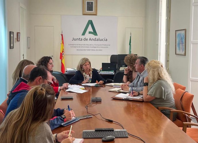 Archivo - La delegada de Desarrollo Educativo en Cádiz, Isabel Paredes, junto al concejal de Infraestructuras de San Fernando, Javier Navarro, la concejala de Educación, Pepa Pacheco, y representantes de la dirección del CEIP San Ignacio, del AMPA y de 