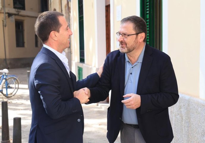 El presidente del Consell de Mallorca, Llorenç Galmés, saluda al presidente de la Obra Cultural Balear, Antoni Llabrés, en una visita a Ca n'Alcover.