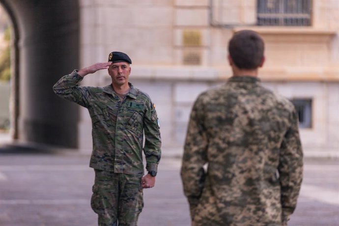 Archivo - Un militar durante el acto de homenaje a los caídos en la guerra de Ucrania, en la Academia de Infantería, a 24 de febrero de 2024, en Toledo, Castilla-La Mancha (España).