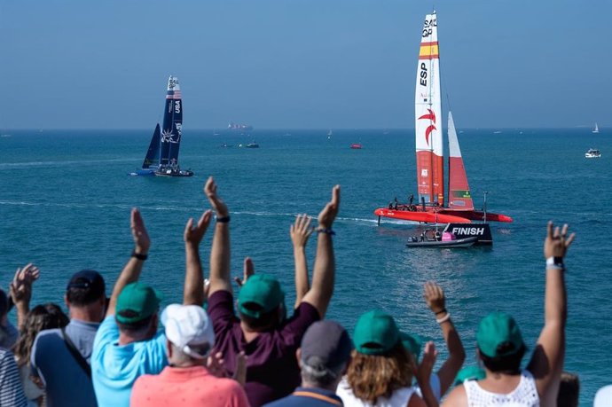 Archivo - Imagen del GP de España de la SailGP 23-24 celebrado en Cádiz