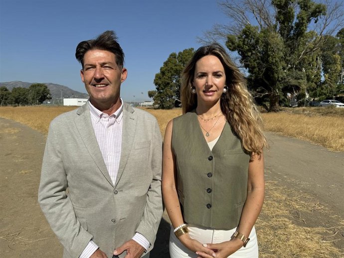 El portavoz municipal de Voz, Antonio Alcázar, y la concejala de Vox, Yolanda Gómez, en la  zona de Arraijanal