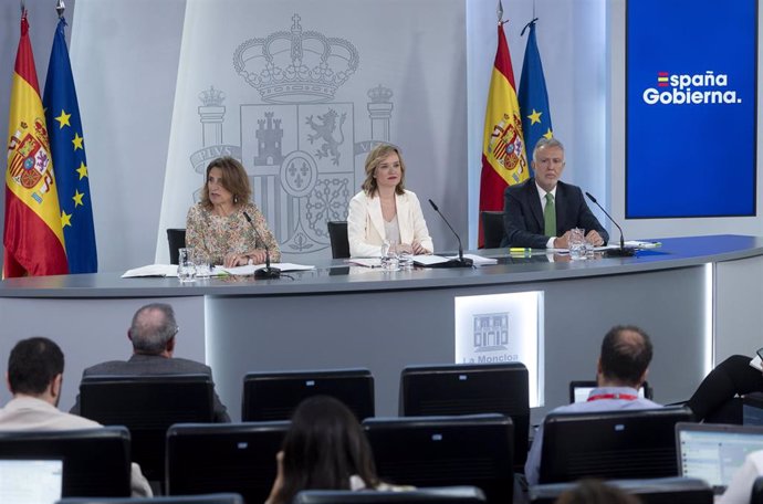 La vicepresidenta tercera y ministra para la Transición Ecológica y el Reto Demográfico, Teresa Ribera durante una rueda de prensa posterior a la reunión del Consejo de Ministros, en el Palacio de la Moncloa, a 9 de julio de 2024, en Madrid (España). 