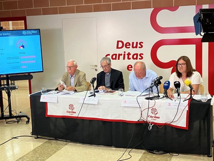 El presidente de Càritas Catalunya, Francesc Roig, el vicario general de la Diócesis de Urgell, Josep Maria Mariu, el director de Càritas Diocesana de Urgell, Josep Casanova, y la coordinadora del Àmbito Social de Càritas Catalunya, Marta Fortuny
