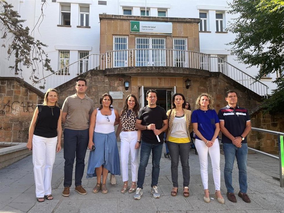 Mercedes Gámez y Javier Perales (3 y 4 d), junto a otros miembros del PSOE, ante el centro de salud de Linarejos.