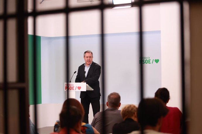 El secretario general del PSOE en Andalucía, Juan Espadas, en una rueda de prensa. (Foto de archivo).