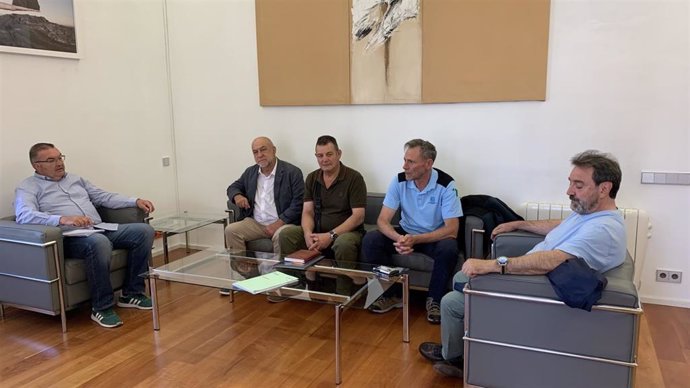 Reunión de los pedáneos de La Ercina con el diputado de Infraestructuras y vicepresidente de la Diputación de León.